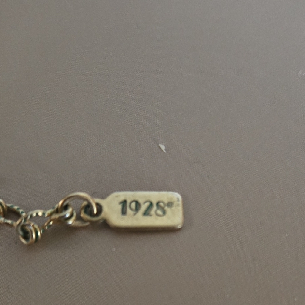 Elegant 1928 Pearl Necklace with Gold Accents - Picture 6 of 6